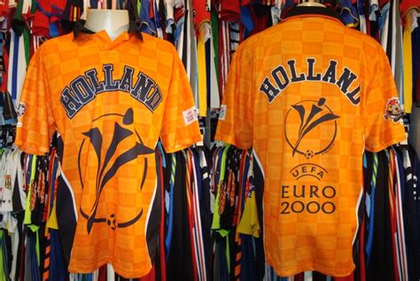 La selección holandesa espera rival para el domingo enfrentar los octavos de final de la eurocopa. Holanda - Camisa Oficial Eurocopa 2000 - R$ 100,00 em ...