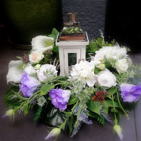 Kompozycja kwiatowa na na cmentarz z latarnią 140