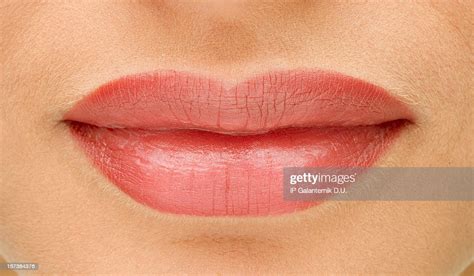 Belle Femme Rire Des Lèvres Rose Photo Getty Images
