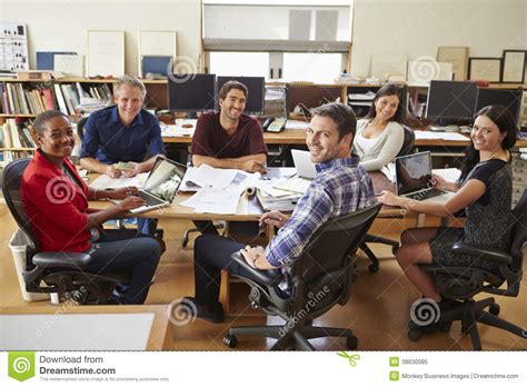 Spanplatte furniert oder lackiert 31 mm stark, abgeschrägt. Gruppe Architekten, Die Um Schreibtisch Sich Treffen ...