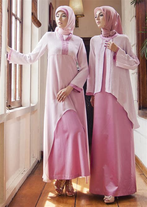Dapatkan aneka model baju pesta anak perempuan princess terbaru yang lucu lucu dan branded di internet dari harga termurah hingga yang termahal yang cocok dan sesuai untuk dikenakan pada putri anda. Model Gaun Pesta Muslimah Yang Elegan dan Anggun