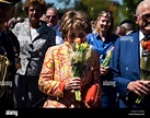 La Princesa Margriet de los Países Bajos huele un ramo de tulipanes que ...