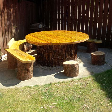 Diy Log Table Table Made With Concrete Cylinder And Tree Bark Tacked To