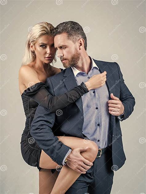 sexy mann und frau in der liebe umarmen mit romantischen beziehungen romantik stockfoto bild