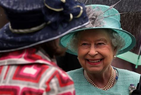Queen Hosts Garden Party Queen Elizabeth Queen Elizabeth Ii Elizabeth Ii