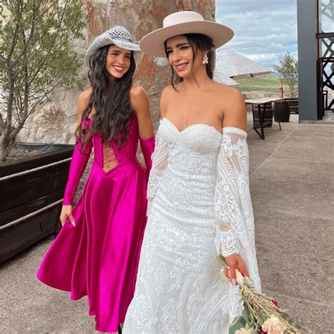 Bárbara De Regil Se Viste De Fucsia En La Boda De Su Hermana Y La