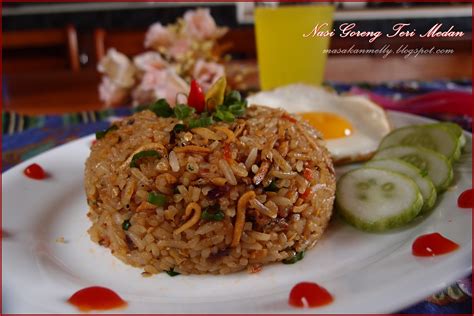 Masukkan kicap, sos tiram, garam dan sedikit gula. Masakan Melly: Nasi Goreng Ikan Teri Medan