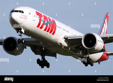 Tam Linhas Aereas Boeing 777 300 Approaches Runway 27l At London