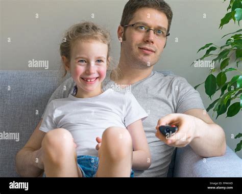Padre Y Su Hija Viendo La Televisión Fotografía De Stock Alamy