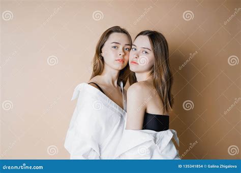 Mannequins Deux Filles Nues De Jumelles De Soeurs Belles Regardant