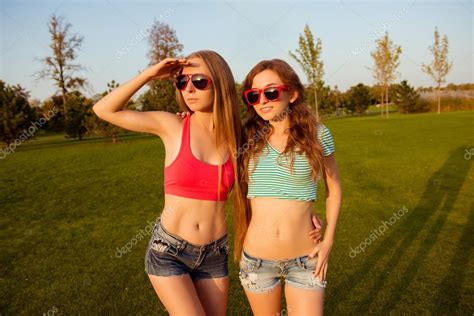 Deux jeunes filles sexy avec galbée tonique corps regarder coucher de