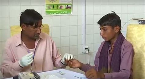 بالصور طبيب مهمل وراء كارثة أطفال الإيدز في باكستان