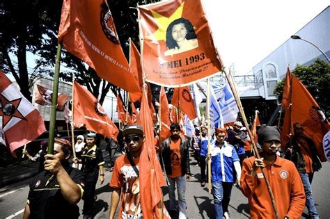 Indonesians Protest For Higher Wages Arabian Business