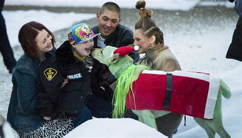 Youtube Todo Un Pueblo De Canadá Adelantó La Navidad Por Un Niño Con