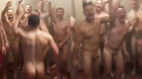 Equipo De Rugby Celebrando Desnudos En La Duchas My Own Private