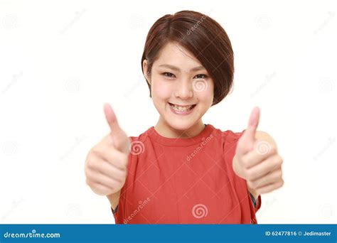 la mujer japonesa joven con los pulgares sube gesto foto de archivo imagen de triunfo rojo