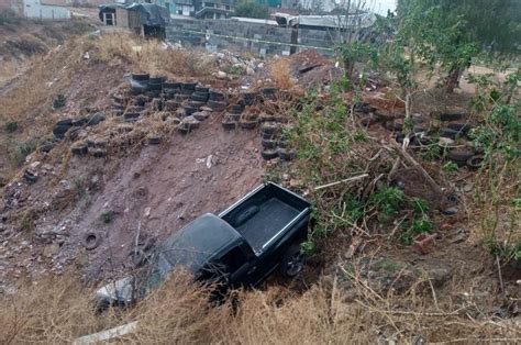 Cae Camioneta A Un Barranco En Guadalupe Hay 3 Heridos