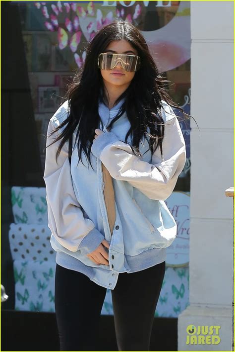 Kylie Jenner Sells Out Of Lip Kitsagain Photo 3642580 Kylie