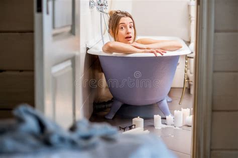 Mujer En El Cuarto De Baño Foto De Archivo Imagen De Retro 106159492