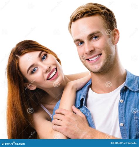 Jeunes Couples Dembrassement à Heureux En Amour Isolé Photo Stock