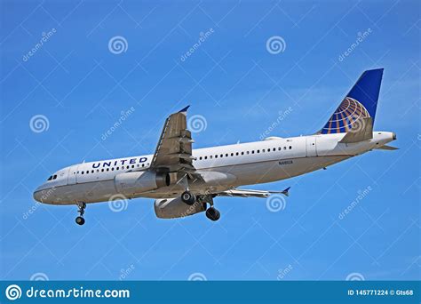 United Airlines Airbus A320 200 About To Land Editorial Stock Image