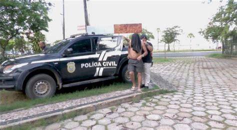 Homem é levado para delegacia suspeito de maus tratos contra cadela em