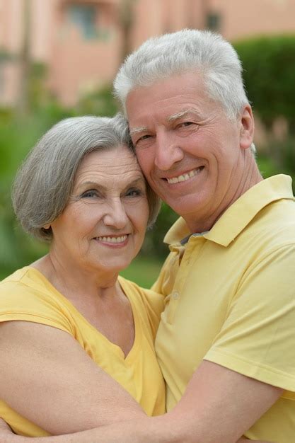 Feliz Pareja De Ancianos Abrazándose Foto Premium