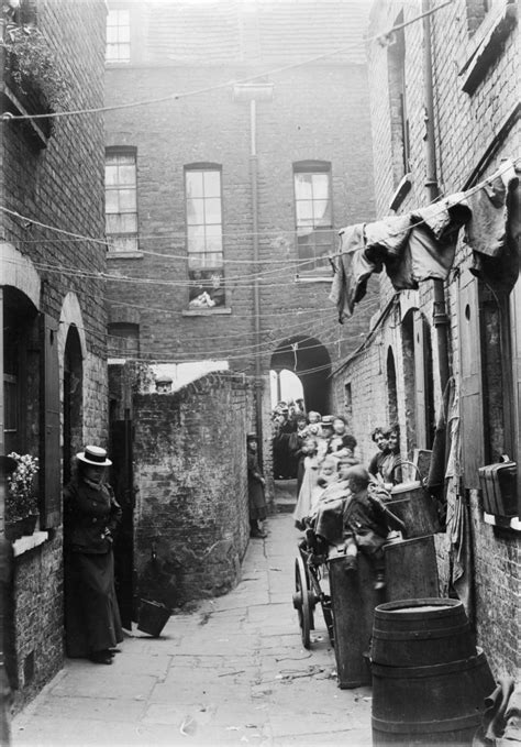Alleyway In Spitalfields Victorian London Old London Old Photos
