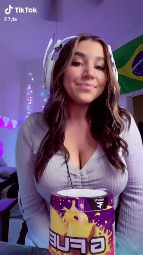 Cute Tyla Decker Shows Cleavage