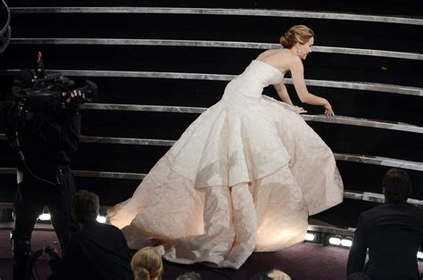 Jennifer Lawrence Trips Unforgettable Oscar Moments Oscars 2020