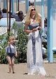 Claudia Schiffer con su hija Cosima Violet en la playa de Marbella ...