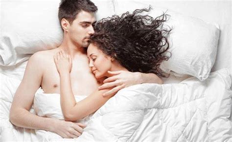 خمس فوائد للنوم عارياً منها تعزيز العلاقة الجنسية