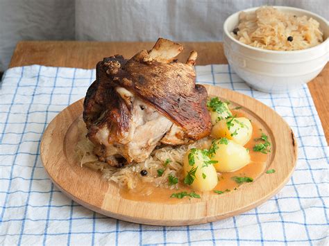 Schweinshaxe Mit Sauerkraut Und Kartoffeln Rezept Kitchen Stories