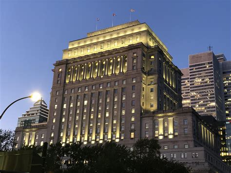 Sun Life Building Early Evening Rmontreal