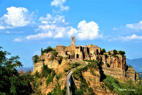 Dall'infopoint si accede poi lungo ponte che collega, esclusivamente a piedi, alla città che muore attraversando la suggestiva valle dei calanchi. Civita di Bagnoregio Foto % Immagini| paesaggi, natura ...