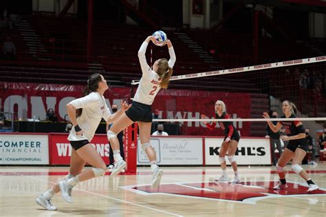 Wisconsin Badgers Volleyball Uw Cruises To Friday Night Sweep Against