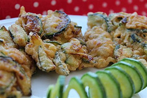 2 zucchine, un uovo, 100 g di pangrattato tagliate a julienne le zucchine, sbattete l'uovo, aggiungete la cipolla tagliata finemente, il pangrattato, il formaggio grattugiato e una spolverata di pepe. Frittatine di zucchine in pastella semplice e veloce ...