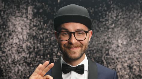 Kurze zeit später ein erneuter szenenwechsel, der endlich. Überraschung: So heißt Mark Forster mit richtigem Namen ...
