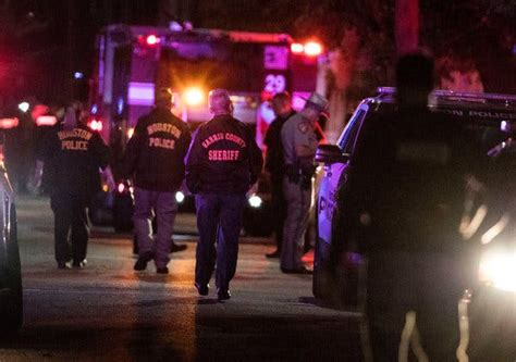 4 Houston Police Officers Are Shot In Gun Battle That Kills 2 Suspects The New York Times