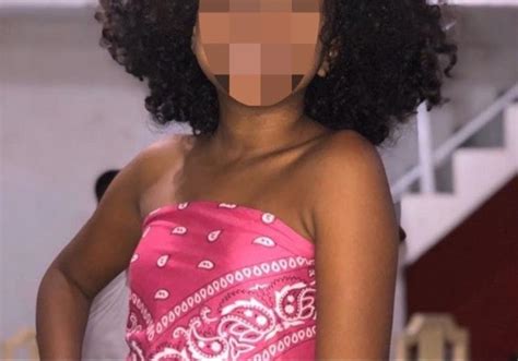 Menina Negra De Anos Obrigada A Levantar Blusa Para Provar Que N O Roubou Loja