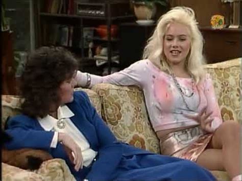 Christina applegate als kelly, katey sagal als peggy, ed o'neill als al und david faustino als bud bundy (von links). Christina Applegate Eine schrecklich nette Familie Ep25 ...