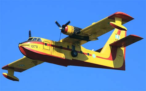 Canadair cl215 v3.0x multirole amphibious aircraft. nhungdoicanh: Canadair CL-215 Scooper