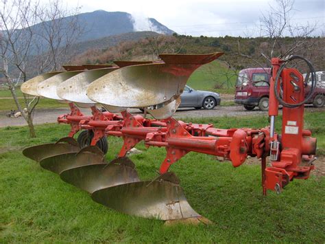 Number 4 is an integral member of the arado crew. Arado de aiveca e grade Vogel Noot ARADO ... | Agriocasion.com