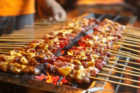 Kambing guling adalah makanan khas timur tengah yang diproses dengan cara dipanggang. Iduladha, Ini Cara Masak Daging Kambing Kurban Jadi Empuk ...