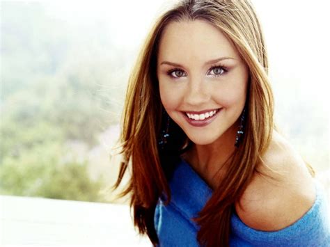 Download Amanda Bynes Sweet Smile Wallpaper