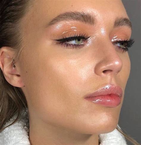 Currently Trending Glossy Makeup My Life After Coffee Glossy Makeup Dewy Makeup Look