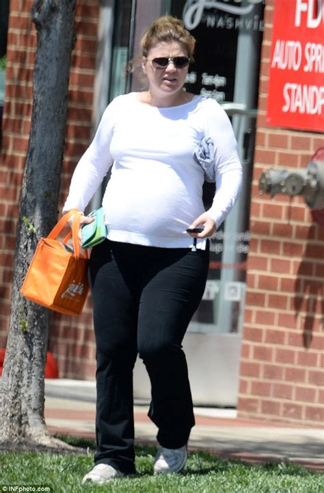 Kelly Clarkson Displays Prominent Bump In Clingy Maternity Wear Daily