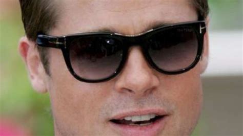 Brad Pitt Lie Sich Ein Tattoo Stechen