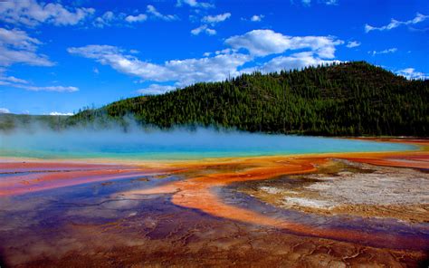 grand prismatic spring yellowstone national park is the largest hot spring in the united states