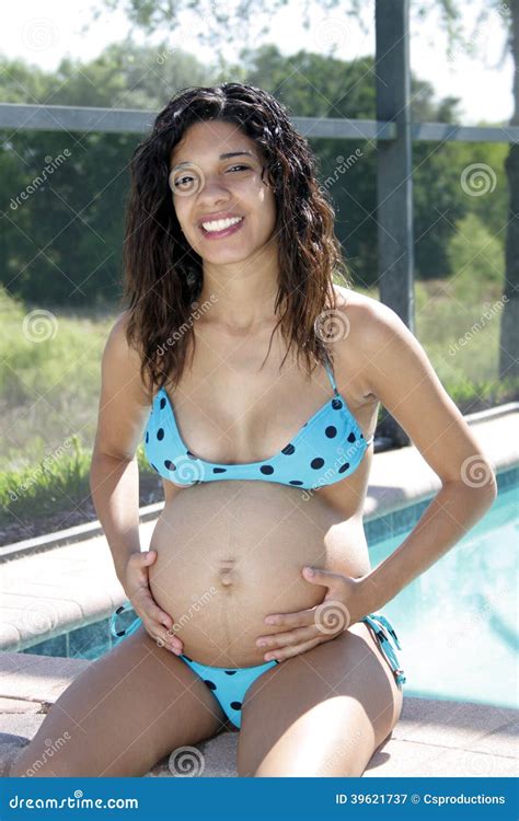 Ung Gravid KvinnaPoolside Fotografering för Bildbyråer Bild av cyklar gravid